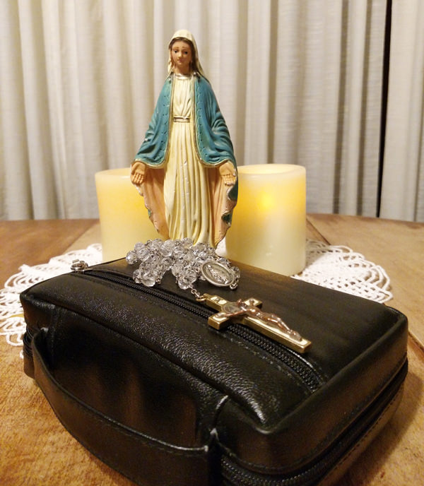 Catholic Missal with cover and rosary: Mass prayers, daily Bible readings, Catholic prayers.